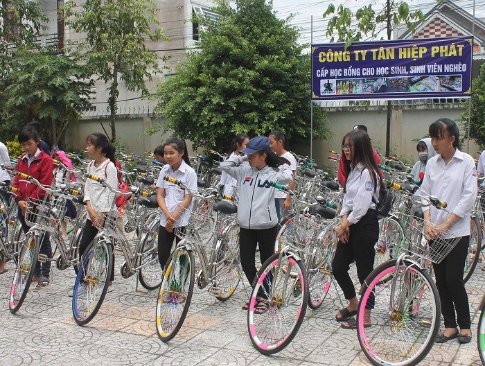 Những chiếc xe đạp sẽ giúp con đường đến trường của các em học sinh dễ dàng hơn.
