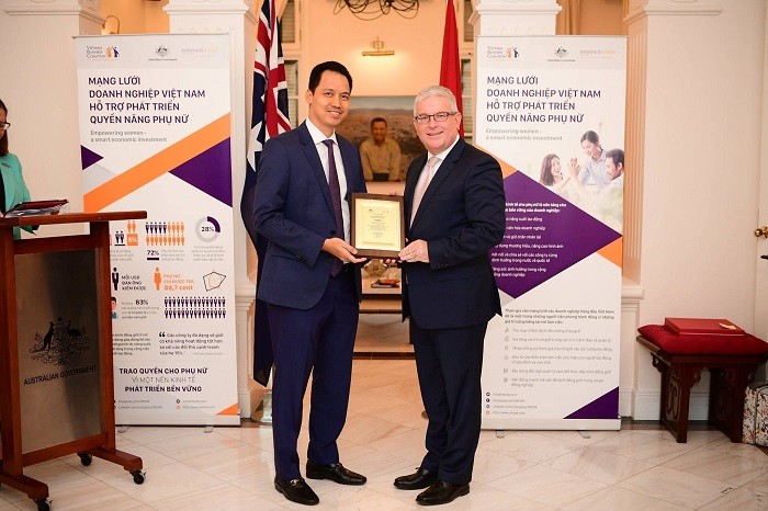 Tổng Giám đốc Maritime Bank Huỳnh Bửu Quang nhận bằng ghi nhận cam kết thúc đẩy bình đẳng giới từ Đại sứ Australia tại Việt Nam - Ngài Craig Chittick.