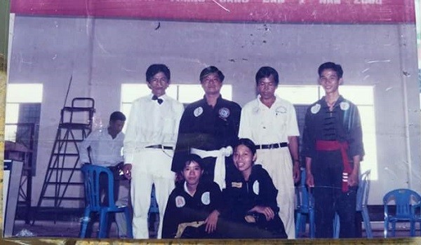 Cố Võ sư Trần Văn Sang (áo trắng đứng thứ hai từ phải sang) (Ảnh: tác giả cung cấp).