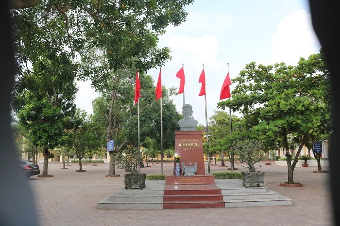Trường phổ thông trung học Nguyễn Công Trứ (Nghi Xuân) nơi có 3 giáo viên Toán đi biệt phái để cho 3 giáo viên Toán nơi khác chuyển về.