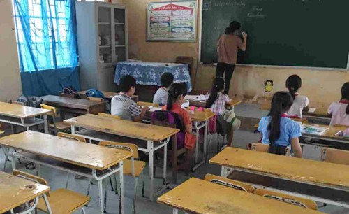 Hàng trăm phụ huynh ngăn con đến lớp vì bị kích động việc cho con học sách giáo khoa lớp 1 công nghệ giáo dục. (Ảnh: CTV)