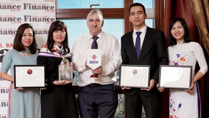 Đại diện BIDV nhận cúp và chứng nhận giải thưởng từ Giám đốc điều hành Tạp chí GB&amp;FR Martin Murphy (đứng giữa).