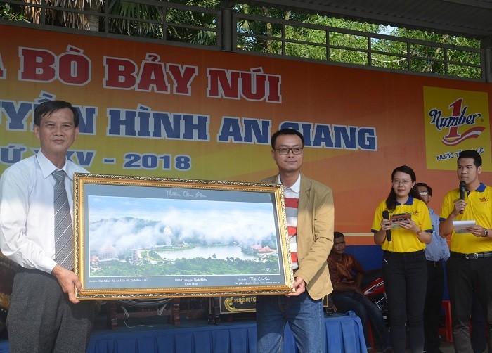 Ông Trần Văn Gan – Bí thư huyện ủy Tịnh Biên, An Giang, đơn vị đăng cai tổ chức hội đua bò năm nay tặng quà lưu niệm cho đại diện Tập đoàn Tân Hiệp Phát.