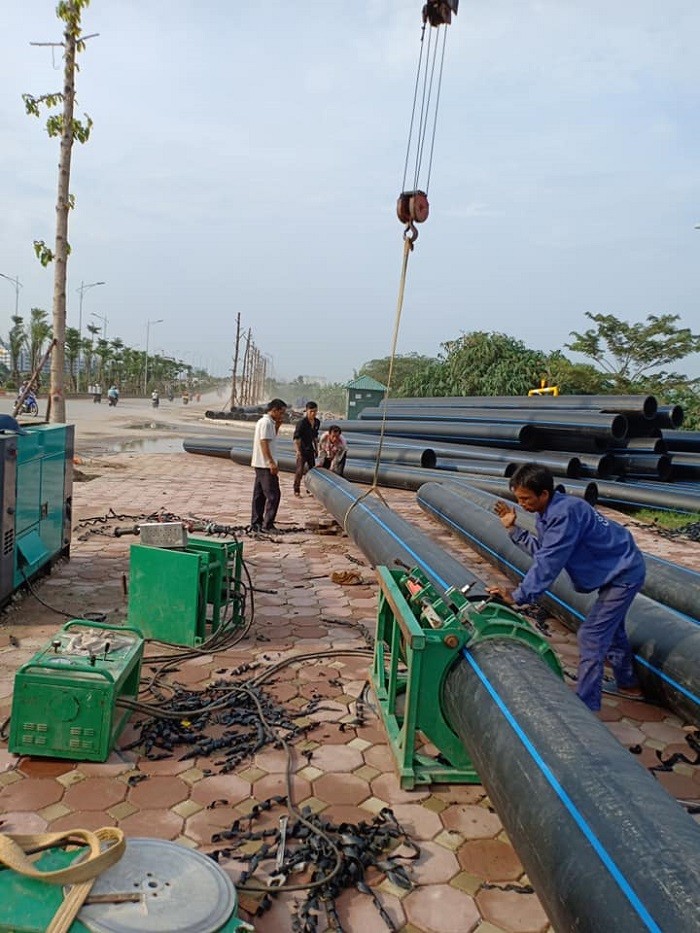 Sử dụng các ống dẫn nước Dismy D400 “CỠ LỚN” đưa nước Sông Đà phục vụ cho người dân.