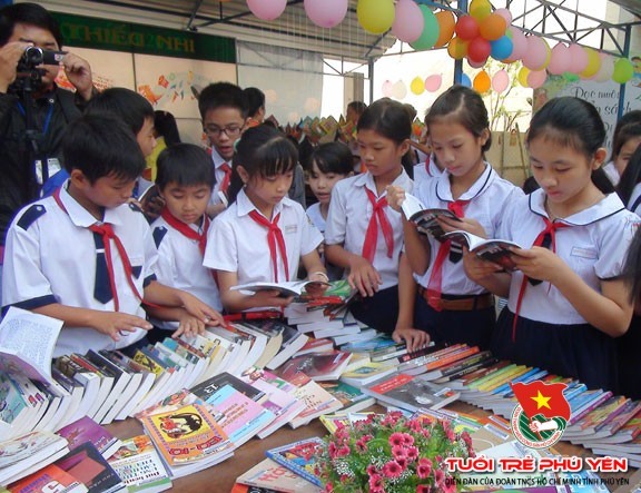 Các em học sinh đọc sách tại Ngày hội đọc sách (Ảnh minh họa: Tuổi trẻ Phú Yên).