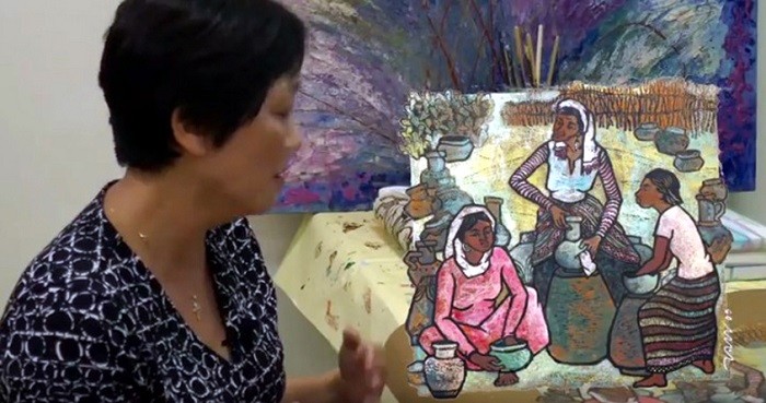 Nguyễn Thị Thùy Vân giới thiệu tác phẩm được trưng bày tại phòng tranh Adelberg của bà.