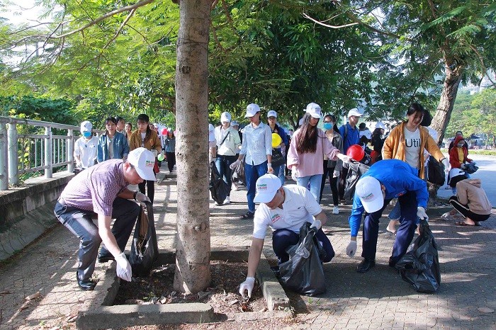 Lãnh đạo nhà trường cùng Ban tổ chức cuộc thi cùng nhau nhặt rác bảo vệ môi trường.