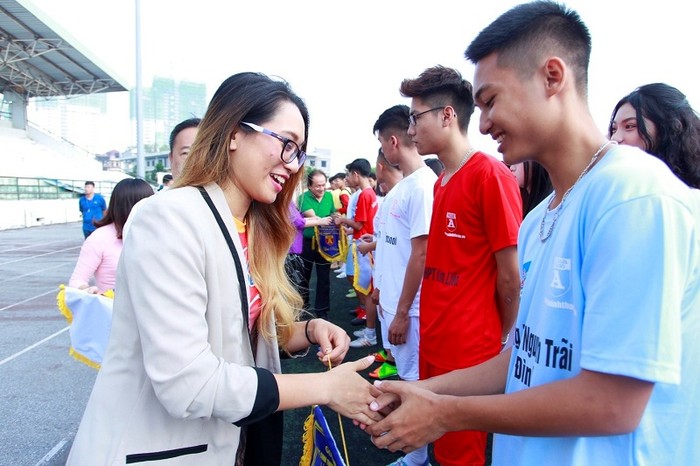 Thanh Vũ, đại sứ nhãn hàng Number 1 cổ vũ tinh thần cho các cầu thủ.
