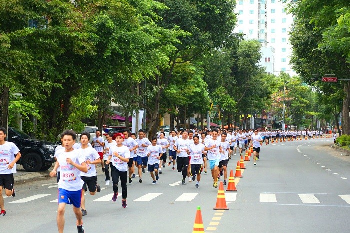Các vận động viên cùng nhau đồng hành trên đường chạy.