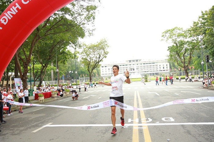 Khoảnh khắc đầy tự hào khi về đích tại giải SeABank Run For The Future tại Quận 1, Thành phố Hồ Chí Minh.