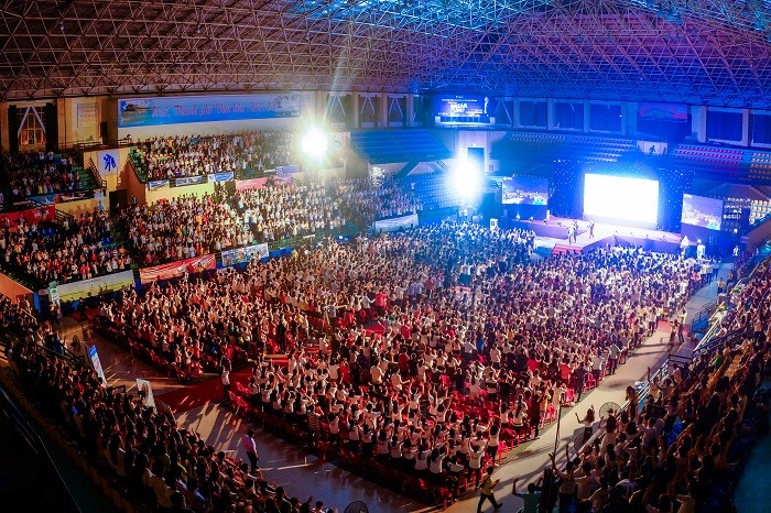 Gần 5.000 bạn trẻ thuộc nhiều trường đại học ở Huế và các đại diện đến từ các IZI English ở Hà Nội, Thành phố Hồ Chí Minh, Vinh, Đà Nẵng, Cần Thơ... tới tham dự sự kiện (Ảnh: tác giả cung cấp).