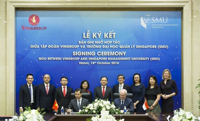 Ông Nguyễn Việt Quang (Phó Chủ tịch kiêm Tổng giám đốc Tập đoàn Vingroup) và ông Arnoud de Meyer, Chủ tịch trường Đại học SMU ký chứng kiến Bản hợp tác.