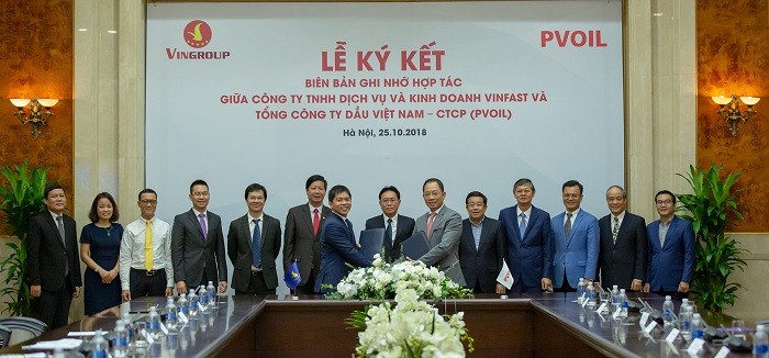 Lãnh đạo Tập đoàn Vingroup, Công ty Trách nhiệm hữu hạn Dịch vụ và Kinh doanh VinFast và Lãnh đạo Tổng Công ty Dầu Việt Nam (PV Oil) tham gia Lễ ký kết hợp tác được tổ chức tại Hà Nội sáng 25/10/2018.