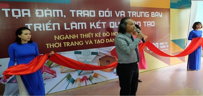 Phó giáo sư, Tiến sĩ, Nghệ sĩ Ưu tú Nguyễn Xuân Nghị - Chủ nhiệm Câu lạc bộ khai mạc Triển lãm kết quả đào tạo Mỹ thuật ứng dụng.