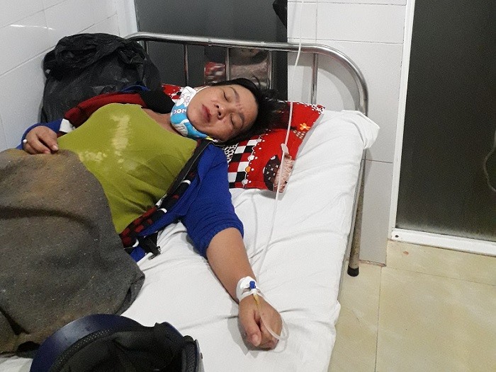 Cô giáo Hoàng Thị Hoài Thanh bị tụt huyết áp, nằm bẹp dí trong bệnh viện (Ảnh: tác giả cung cấp).