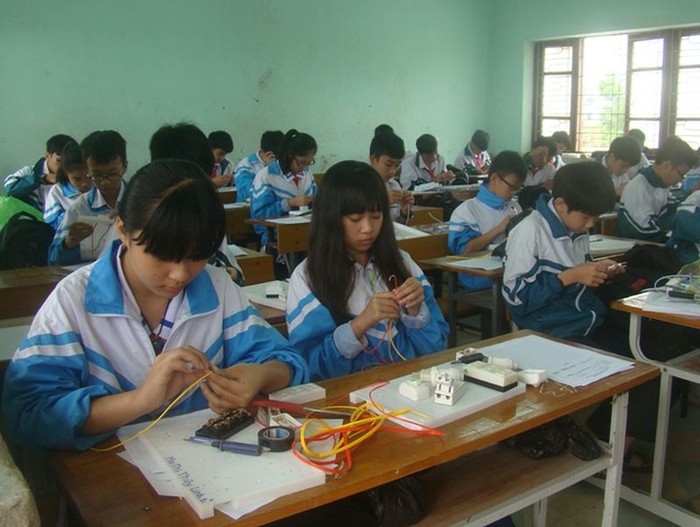 Học sinh thi thực hành nghề Điện dân dụng. (Ảnh minh họa: baoquangbinh.vn)