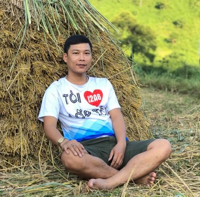 Thầy Nguyễn Long Khánh Hiệu trưởng nhà trường cũng vào bản gặt lúa giúp bà con (Ảnh: tác giả cung cấp).