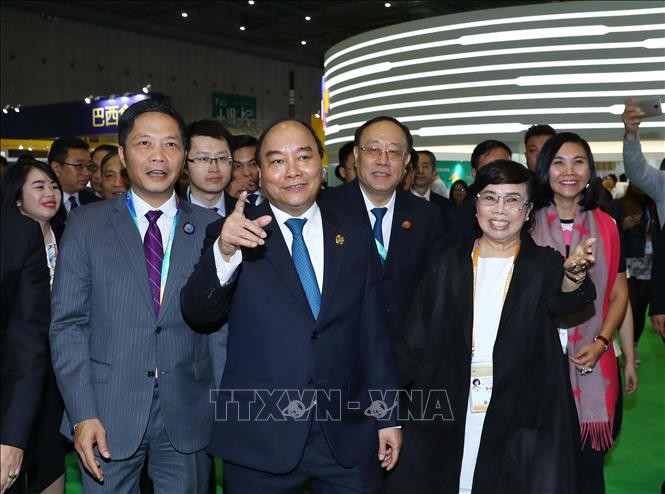 Thủ tướng Nguyễn Xuân Phúc thăm Khu gian hàng thương mại của các doanh nghiệp Việt Nam. Ảnh: Thống Nhất/TTXVN
