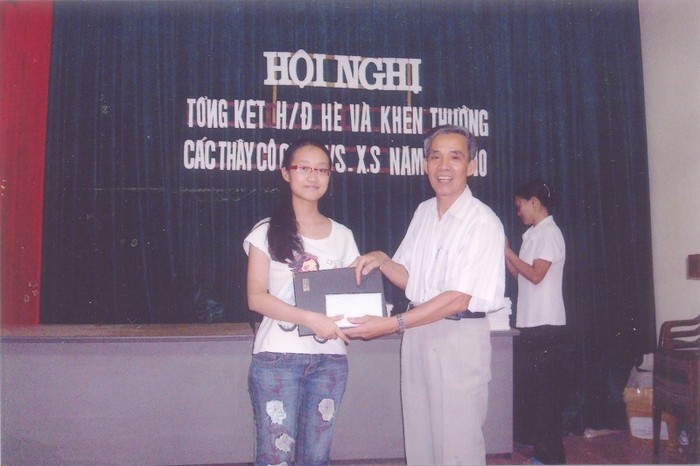 Thầy Lê Hải Nhưng trao phần thưởng cho học sinh (Ảnh: tác giả cung cấp).