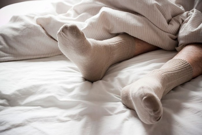 Lợi ích của việc đi tất ướt khi ngủ đối với sức khỏe (Ảnh minh họa: vtv.vn).