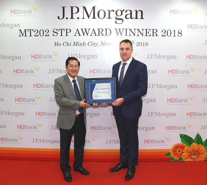 Ông Jason Clinton – Giám đốc Vùng Đông Nam Á và Australia, Ngân hàng J.P Morgan trao giải thưởng cho đại diện lãnh đạo HDBank, ông Phạm Quốc Thanh – Phó tổng giám đốc.
