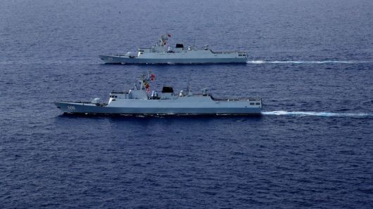 Tàu hải quân Trung Quốc hoạt động trên Biển Đông (Ảnh: CNBC)