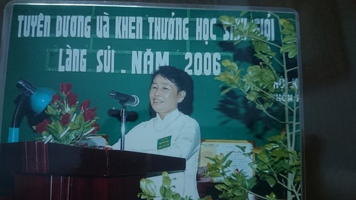 Cô Cao Thị Nội tại lễ tuyên dương học sinh giỏi làng Sủi năm 2006 (Ảnh: tác giả cung cấp).
