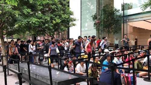 Hàng trăm fan“táo”xếp hàng mua iPhone trong ngày ra mắt.