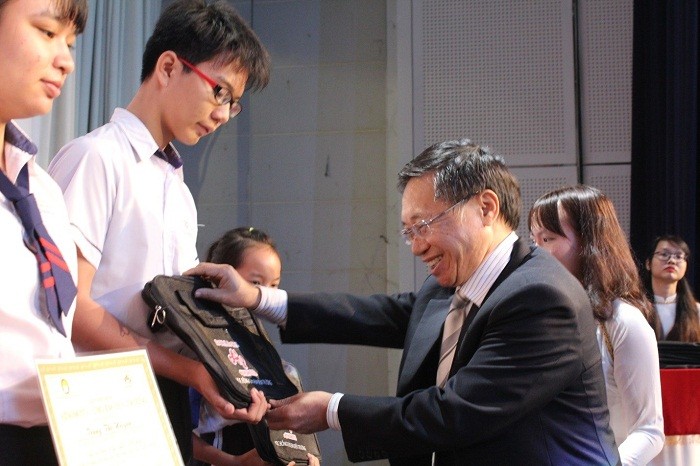 Ông Nguyễn Ngọc Hùng - Cố vấn Chiến lược Cao Cấp, Công ty Ajinomoto Việt Nam trao học bổng cho các em học sinh.