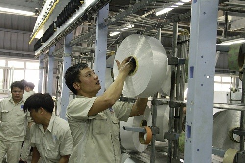 Người lao động làm việc trong Nhà máy Xơ sợi Polyester Đình Vũ.