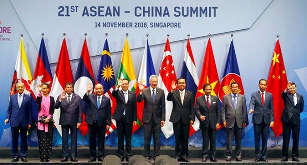 Lãnh đạo Trung Quốc và các nước ASEAN dự Hội nghị Cấp cao ASEAN - Trung Quốc lần thứ 21 Ngày 14/11/2018 tại Singapore (Nguồn ảnh: AP).