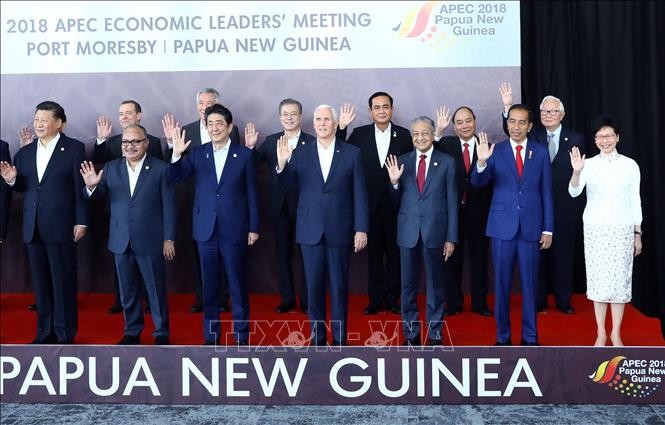 Thủ tướng Nguyễn Xuân Phúc (hàng sau, thứ 2, từ phải sang) và các Nhà lãnh đạo kinh tế APEC chụp ảnh chung. Ảnh: Thống Nhất/TTXVN.