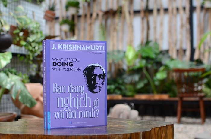 Cuốn sách &quot;Bạn đang nghịch gì với đời mình?&quot; của tác giả Jiddu Krishnamurti.