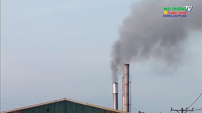 Các ống khói của Nhà máy nệm Vạn Thành đua nhau nhả khói đen sì ra môi trường.