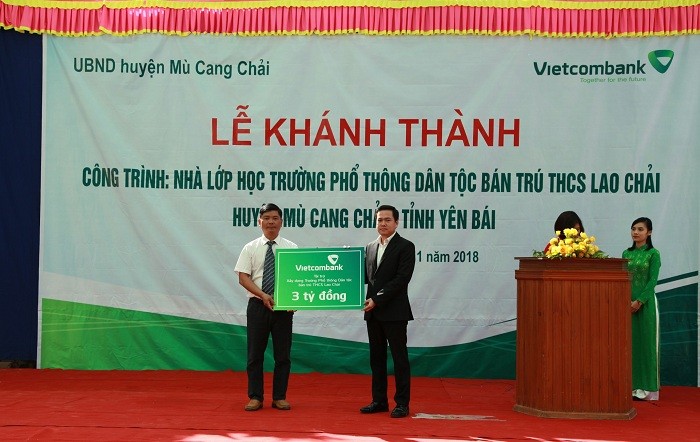 Ông Văn Tiến Thành (bên phải) - Phó giám đốc phụ trách điều hành Vietcombank Phú Thọ trao tặng biểu trưng số tiền 3 tỷ đồng do Vietcombank tài trợ.