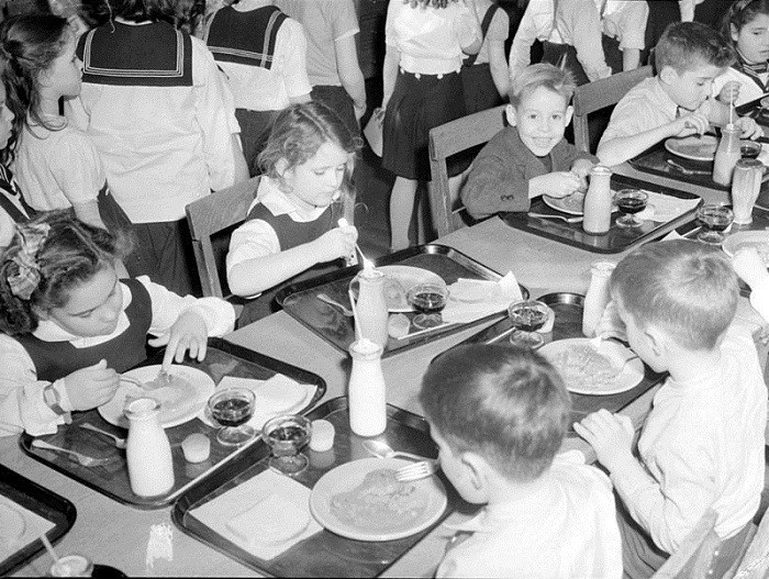 Hình ảnh học sinh dùng bữa tại trường học Canada vào năm 1943 (nguồn: wikipedia).