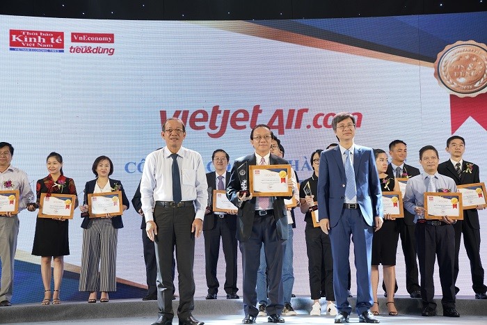 Phó tổng giám đốc Đỗ Xuân Quang nhận giải thưởng.