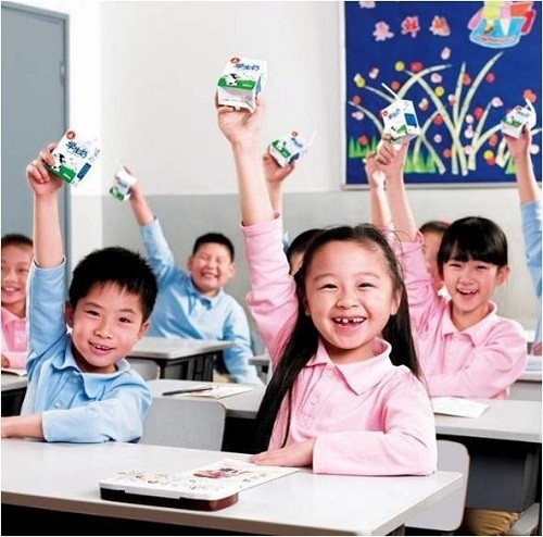 Hình ảnh học sinh tại Trung Quốc uống sữa trong trường học (nguồn: internet).
