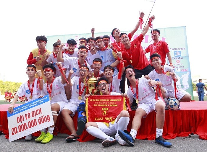 Các cầu thủ trung học phổ thông Trương Định vui mừng với chiếc Cup Number 1 Active.