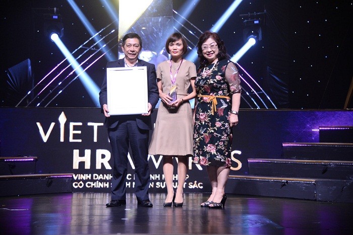 Phó Tổng Giám đốc Nguyễn Hoàng Dũng đại diện VietinBank nhận giải thưởng Vietnam HR Awards 2018.