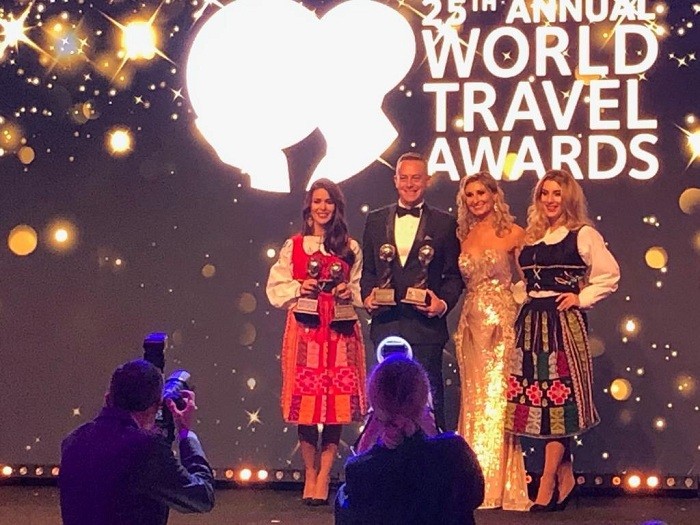 Ông Ty Collins Tổng quản lý JW Marriott Phu Quoc Emerald Bay resort nhận giải thưởng tại lễ trao giải WTA 2018.
