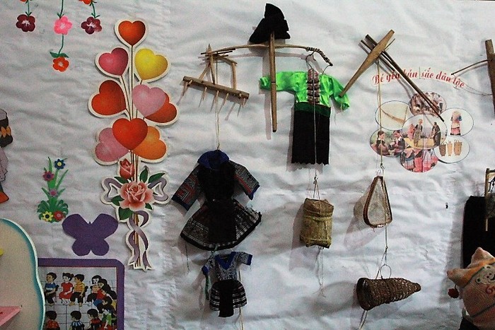 Những món đồ dùng, váy của người dân tộc Thái, Mông do các em tự làm.