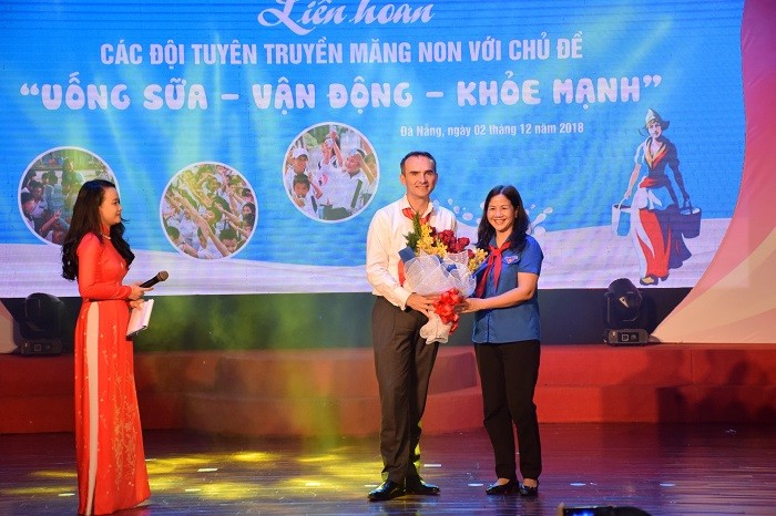 Đại diện Sữa Cô Gái Hà Lan (đứng giữa) nhận hoa thay lời cảm ơn từ Ban tổ chức.
