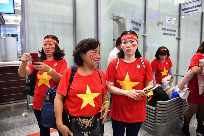 Các cổ động viên nữ đang rất háo hức cho chuyến bay sang Kuala Lumpur cổ vũ cho đội tuyển Việt Nam.