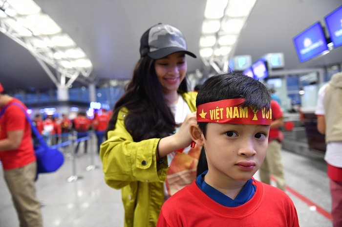 Cổ động viên nhí có mặt tại sân bay từ rất sớm để chuẩn bị cho chuyến bay đi cổ vũ đội tuyển Việt Nam.