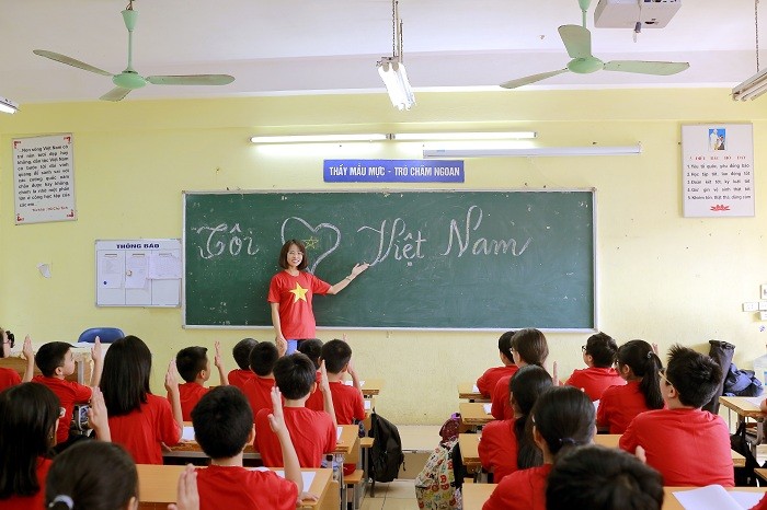 Trong lớp học, dòng chữ &quot;Tôi yêu Việt Nam&quot; được viết ngay trên bảng lớn như một lần nữa thể hiện tình yêu với Tổ quốc, với đất nước của cô và trò Trường trung học cơ sở Thành Công.