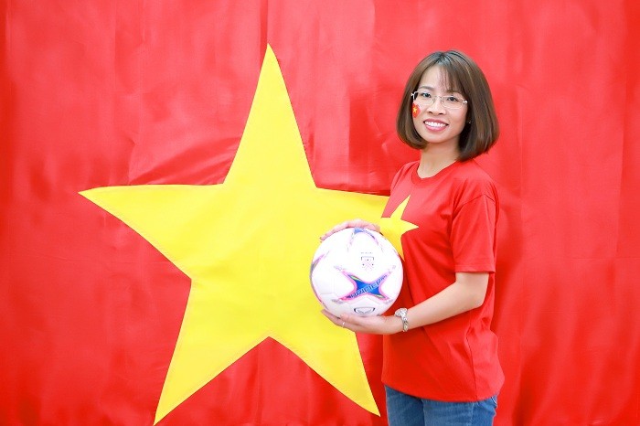 Cô giáo chủ nhiệm lớp 6A9 Trường trung học cơ sở Thành Công cùng trái bóng tròn trên tay.