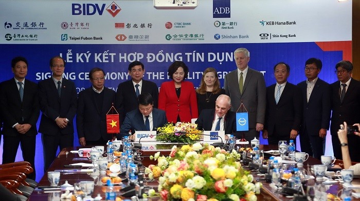 Ông Lê Ngọc Lâm - Phó Tổng Giám đốc phụ trách Ban Điều hành BIDV (tay trái) và Ông Michael Barrow - Vụ trưởng Vụ Hoạt động khu vực tư nhân của ADB đại diện hai đơn vị ký kết Hợp đồng tín dụng.
