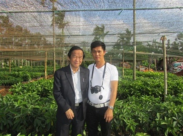 Mười Bơ cùng Giáo sư Nguyễn Lân Dũng (Ảnh: tác giả cung cấp).