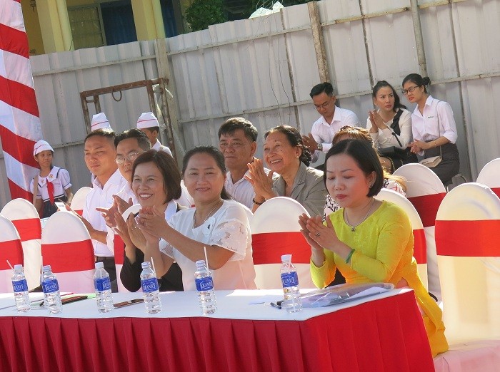 Đại diện nhà tài trợ NutiFood và Ủy ban nhân dân thành phố Thủ Dầu Một trong lễ khởi công trường tiểu học Lê Thị Hồng Gấm.